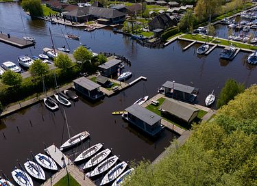 Houseboat op het water met mooi uitzicht  - 5