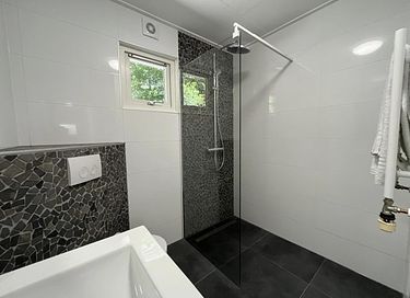 Chalet with large garden and private hot tub - 12