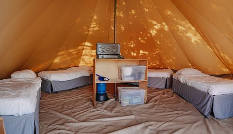 Familietent op camping in levendige omgeving - 2