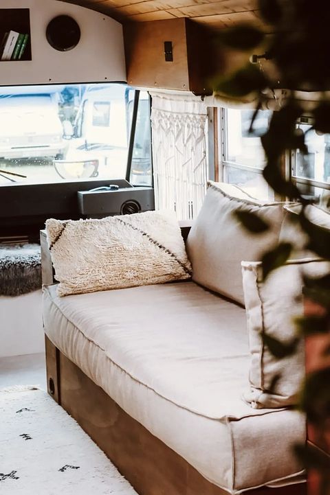 Spending the night in an American school bus - 5
