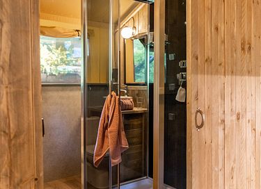 Luxe glampingtent in het bos met buitenbad - 15