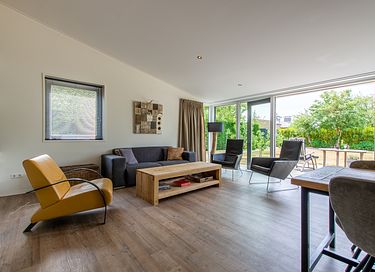 Detached villa with fenced garden - 4