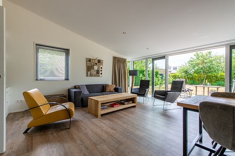 Detached villa with fenced garden - 4