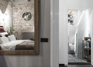 Designer room in historic B&B - 7
