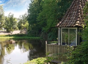 Theehuisje aan het water met hottub