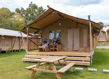 Belle tente de glamping dans la forêt en France - 2