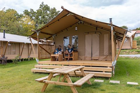 Belle tente de glamping dans la forêt en France - 2