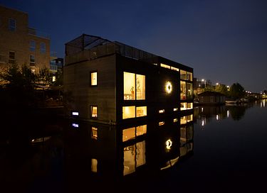 Modern design houseboat in quiet area - 14