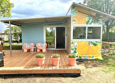 Colorful holiday home with private hot tub - 4