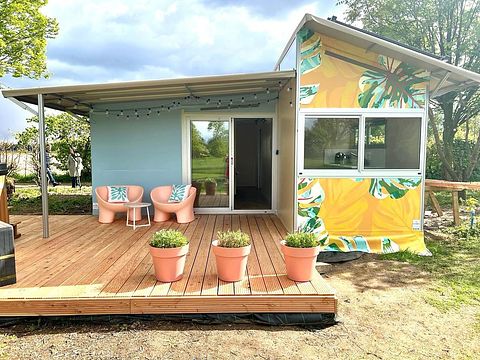 Colorful holiday home with private hot tub - 4