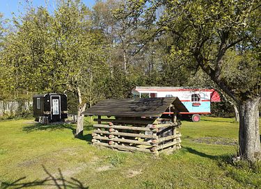 Spend the night in a colorful circus wagon - 9
