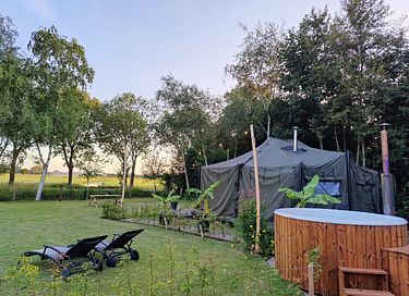 Einzigartiges Glamping Armeezelt mit Whirlpool und Ofen - 1