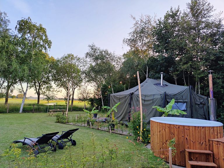 Einzigartiges Glamping Armeezelt mit Whirlpool und Ofen - 1
