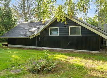 Vakantiehuis omgeven door groen met terras - 8
