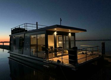 Moderne houseboot aan het Sneekermeer - 1