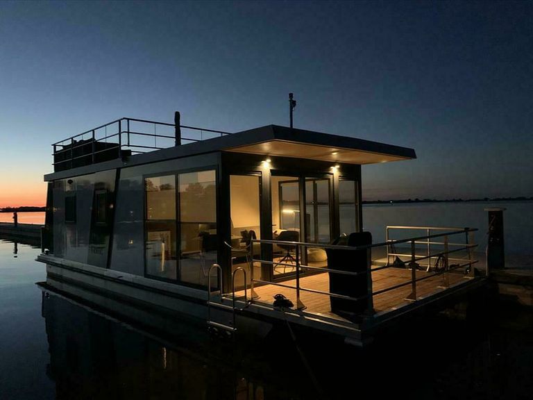 Moderne houseboot aan het Sneekermeer - 1
