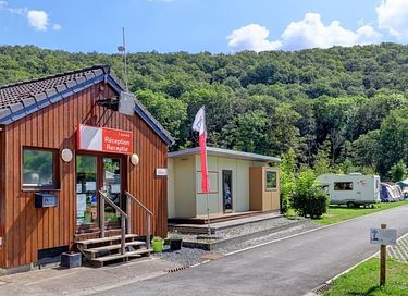 Stilvolle Lodge aus Holz für 4 Personen - 16