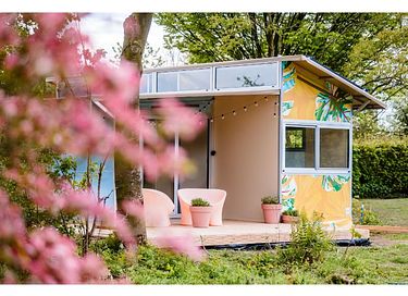 Colorful holiday home with private hot tub - 3