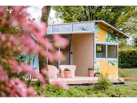 Colorful holiday home with private hot tub - 3