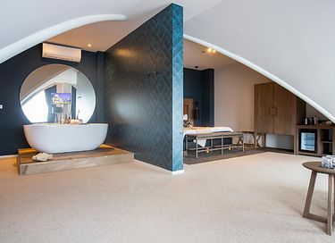 Chambre de luxe avec baignoire dans un hôtel à Texel
