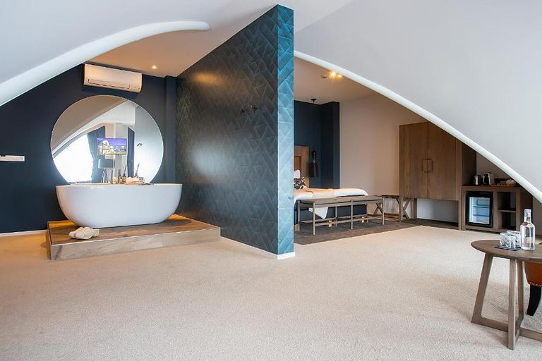 Luxury hotel room with bathtub on Texel - 1