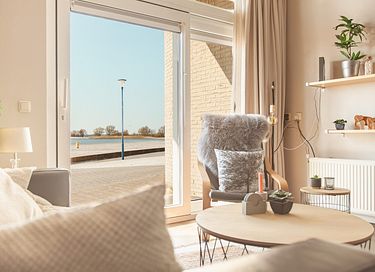 Stylish accommodation overlooking the water - 6