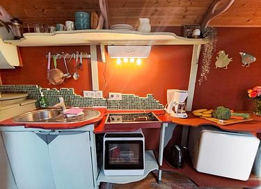 tiny house colorée dans le verger - 6