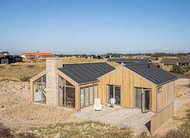 Træferiehus 100 meter fra havet