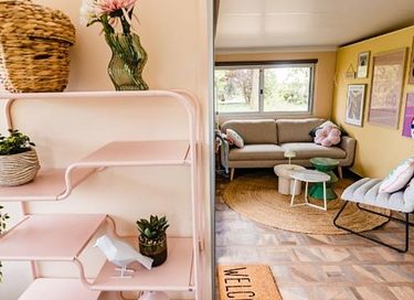 Colorful holiday home with private hot tub - 7