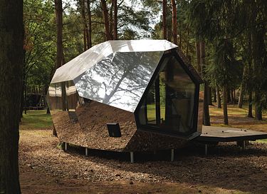 Romantic mirror-themed cottage with a hot tub - 5