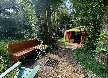 Yourte colorée dans un camping écologique à Groningue - 2