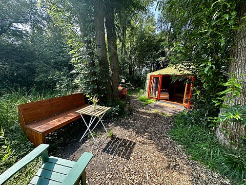 Yourte colorée dans un camping écologique à Groningue - 2