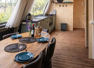 Tente glamping de luxe au bord d'un lac avec vue - 8