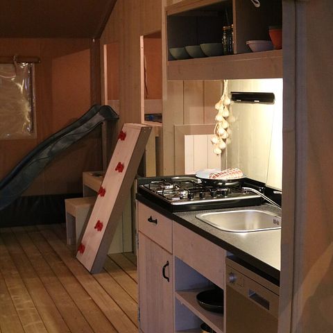 Grote glamping tent op gezellige camping - 5