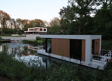 Tiny House sur l'eau ac espace bien-être - 10