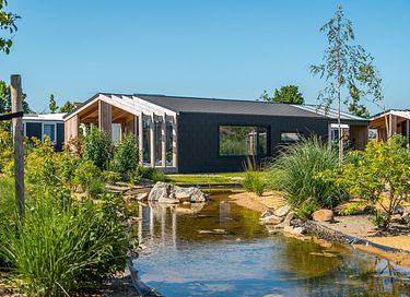 Design vakantiehuis op waterrijk vakantiepark