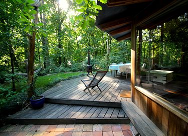 Cabane en bois dans la forêt - 2