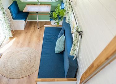 Kleurrijk tinyhouse met safari-slaaptent - 8