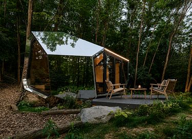 Romantic mirror-themed cottage with a hot tub