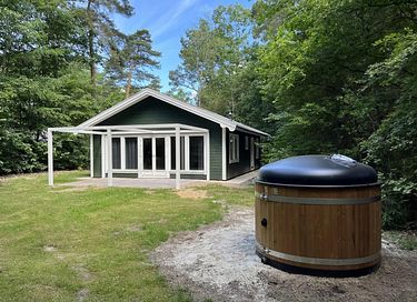 Chalet met grote tuin en privé hottub