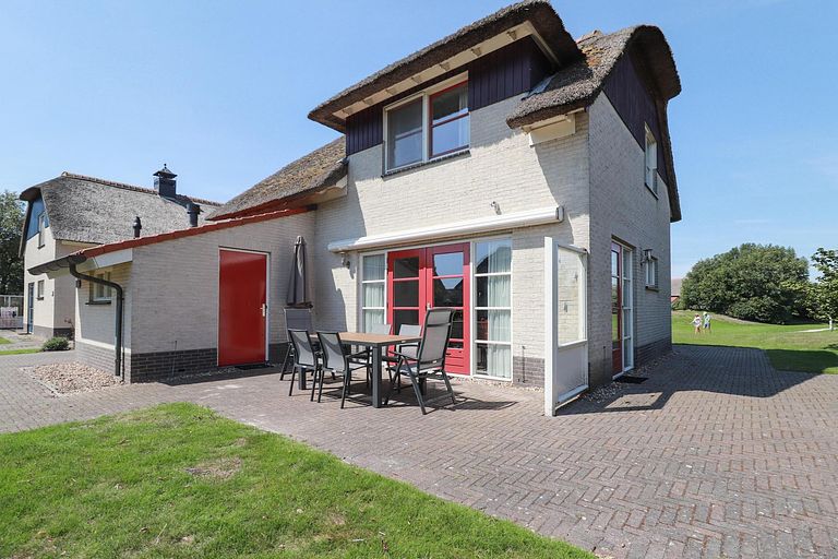 Spacious family home with wellness facilities - 1