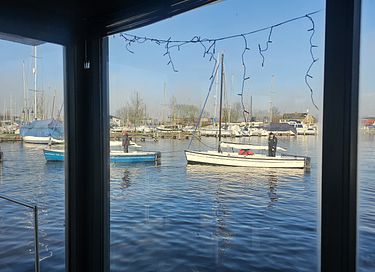 Houseboat op het water met mooi uitzicht  - 11