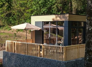 Stylish holiday home with hot tub - 25