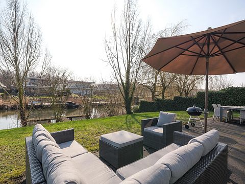 Maison moderne avec ponton au bord de l'eau - 4