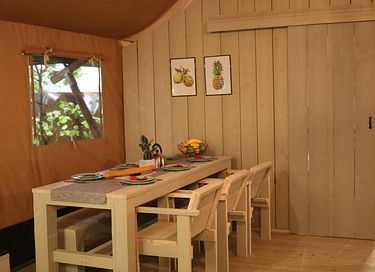 Grande tente safari dans un camping familial - 6