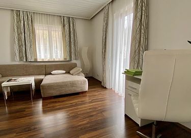 Moderne Wohnung mit Bergblick und Balkon