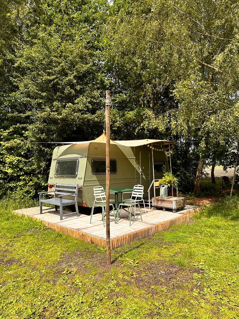 Vintage caravan midden in de Drentse natuur - 1