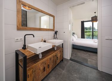 Luxe villa aan het water met omheinde tuin - 11