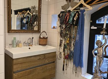 A Colorful Stay in a Historical Farmhouse - 10