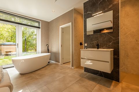 Wellness-Hütte mit Sauna und Whirlpool im Wald - 5